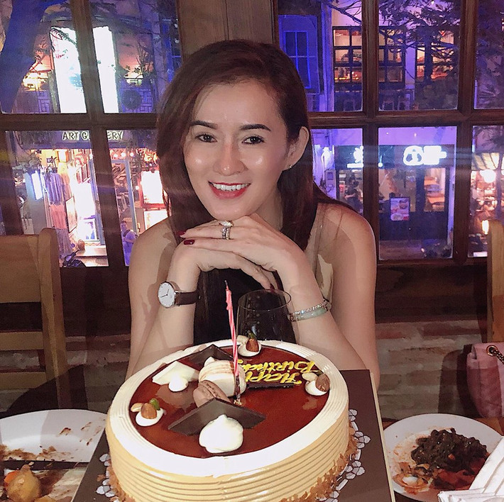 Được biết, mẹ của Angela Phương Trinh là chủ một quán bán xôi gia truyền được nhiều người đánh giá là ngon, rẻ, thu hút đông khách hàng mỗi buổi sáng.