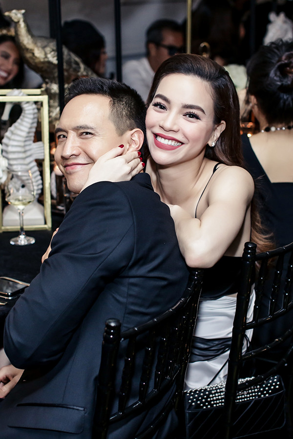 Trong suốt sự kiện, Kim Lý và Hà Hồ quấn quýt bên nhau không rời. Thi thoảng, ống kính truyền thông còn chụp lại được khoảnh khắc anh đắm đuối nhìn người yêu với ánh mắt say mê trìu mến. Hồ Ngọc Hà cũng không ngại ngần ôm cổ và bẹp má bạn trai vô cùng hạnh phúc.