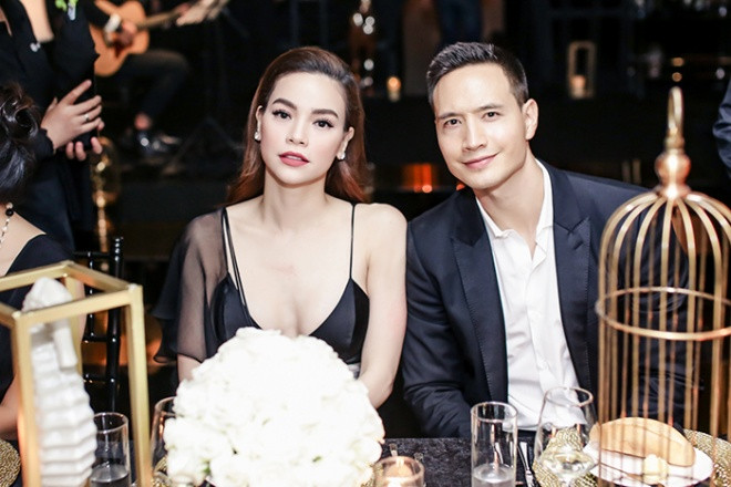 Hồ Ngọc Hà và Kim Lý lần đầu sánh đôi sau khoảng thời gian dài hạn chế tham dự các sự kiện cùng nhau để tránh những thị phi không đáng có. "Nữ hoàng giải trí" diện đầm dây đen tuyền với phần cổ khoét sâu quyến rũ. Kim Lý cũng lịch lãm với vest đen.