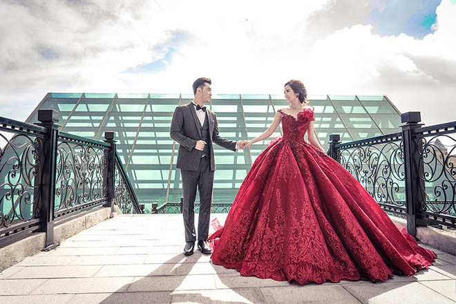 Vừa qua, Ưng Hoàng Phúc gây bất ngờ cho Kim Cương khi bí mật tạo ra màn cầu hôn bên bờ biển. Anh hát, trao nhẫn 60.000 USD (khoảng 1,4 tỷ đồng) khiến bạn đời chung sống 4 năm xúc động, bật khóc. Sau vài ngày, cặp đôi cũng tung trọn bộ ảnh cưới chụp tai các địa danh nổi tiếng ở Đà Nẵng, Hội An...