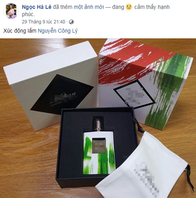 Trong ngày 29/9 vừa qua, Ngọc Hà chia sẻ hình ảnh món quà được tặng từ người thương với lời nhắn: "Xúc động lắm". Quà của Công Lý là chai nước hoa đến từ một thương hiệu của Paris, Pháp.