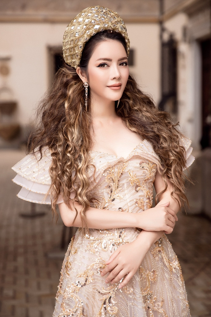 Trong bộ ảnh mới nhân dịp 20/10, Lý Nhã Kỳ làm người đối diện xuýt xoa với trang phục vô cùng bắt mắt và nổi bật.
