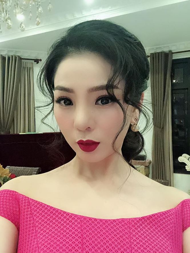 Người này cũng cho biết, nếu Lệ Quyên không tháo sụn vùng mũi của Lệ Quyên sẽ đối diện với nguy cơ nhiễm trùng, hoại thử và có thể nguy hiểm đến tính mạng. Dù muốn trì hoãn lịch làm việc với bác sĩ nhưng cuối cùng nữ ca sĩ cũng phải thực hiện ngay lập tức vì tình trạng mũi không thể kéo dài.