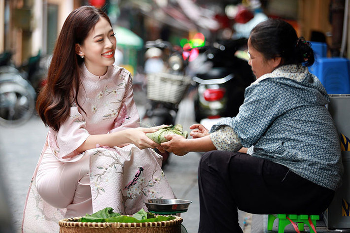 Tham gia cuộc thi, người đẹp được đánh giá tốt về ngoại hình, khả năng giao tiếp ngoại ngữ, sự tự tin trình diễn trước đám đông và kỹ năng catwalk.