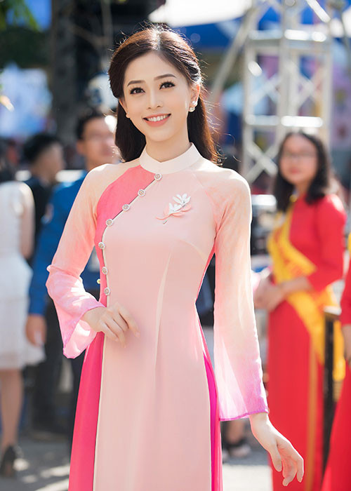 Chỉ còn 5 ngày nữa, Á hậu Phương Nga sẽ lên đường sang Myanmar tham dự cuộc thi Miss Grand International 2018. Trước khi chinh chiến đấu trường sắc đẹp quốc tế, Phương Nga đã trở về trường đại học của mình tri ân thầy cô.