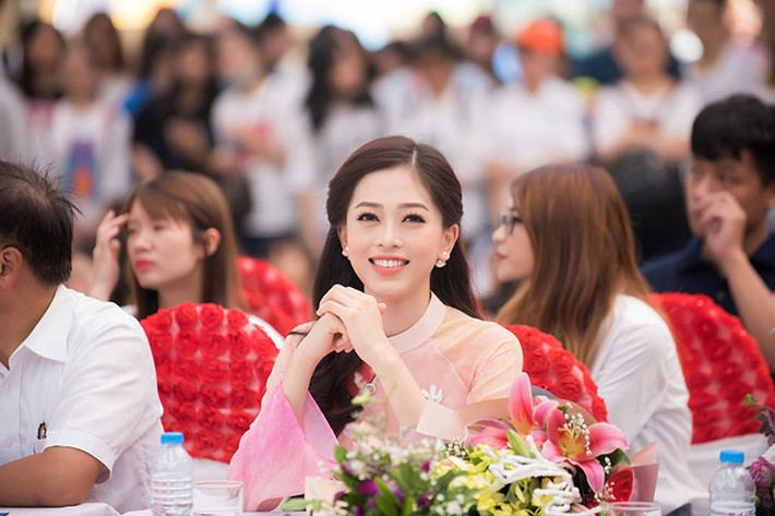 Hình ảnh Bùi Phương Nga tươi rói tại buổi về thăm trường.