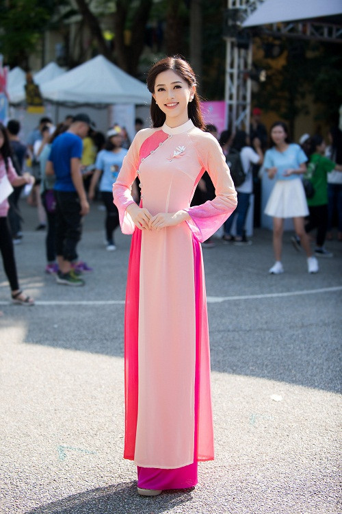 Bùi Phương Nga xuất hiện rạng ngời với chiếc áo dài màu hồng nền nã của NTK Thủy Nguyễn.