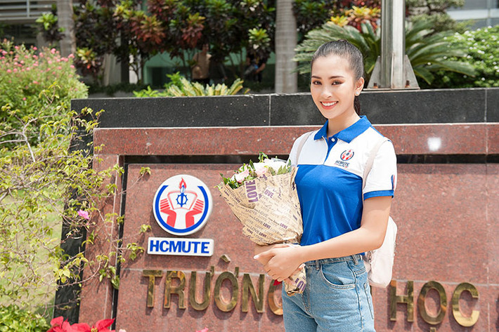 Sau chuỗi hoạt động với vai trò tân Hoa hậu Việt Nam, Trần Tiểu Vy đã chính thức về trường Đại học Sư phạm kỹ thuật TP.HCM để nhập học theo quy định.