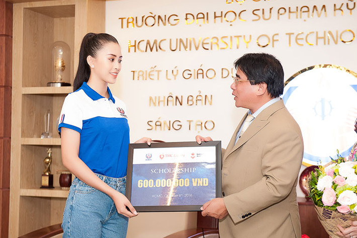 Để khích lệ thành tích của Hoa hậu Trần Tiểu Vy, đại diện Trường Đại học Sư phạm kỹ thuật TP.HCM, ông Đỗ Văn Dũng - Hiệu trưởng nhà trường đã trao tặng cho Tiểu Vy học bổng trị giá 600 triệu.
