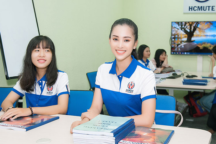 Tân Hoa hậu Việt Nam 2018 cũng tham gia tiết học Anh văn đầu tiên của lớp.