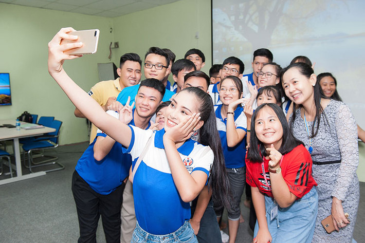 Trần Tiểu Vy chụp ảnh kỷ niệm trong ngày đầu đến lớp đại học.