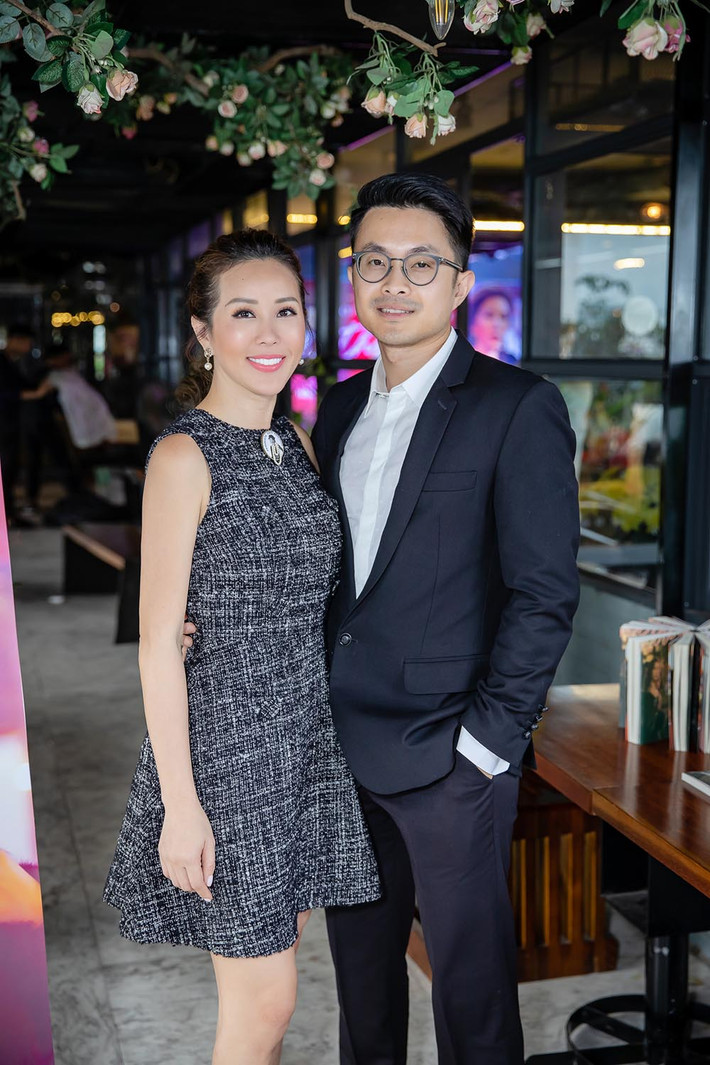 Chiều 28/10, Hoa hậu Thu Hoài đã có buổi giao lưu ký tặng sách "Đàn bà phố thị" tại Hà Nội. Sự kiện có sự góp mặt của ca sĩ Đàm Vĩnh Hưng, đặc biệt là bạn trai doanh nhân của Hoa hậu Thu Hoài.