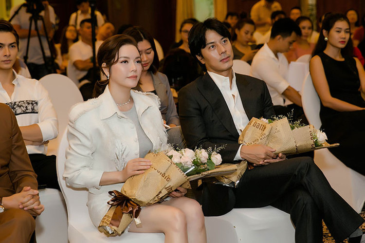 Tại sự kiện, nam diễn viên Han Jae Suk lịch lãm sóng đôi cùng Lý Nhã Kỳ. Sự xuất hiện của cả hai nhận được nhiều sự chú ý.