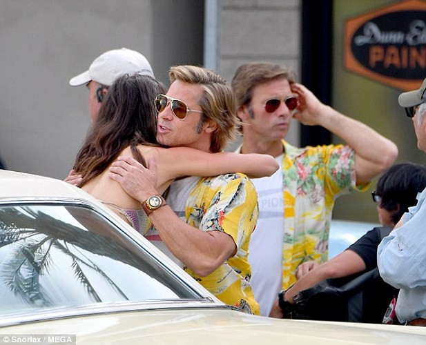 Brad Pitt bị bắt gặp ôm ấp nữ diễn viên 23 tuổi Margaret Qualley trên phim trường bộ phim "Once Upon A Time In Hollywood" của đạo diễn Quentin Tarantino, diễn ra ngày 6/10 ở Burbank, Los Angeles.