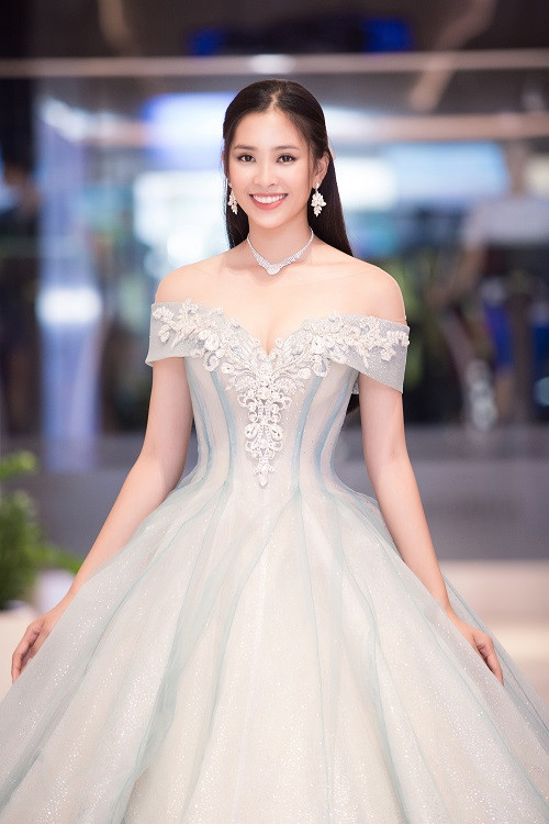 Sau thành công khi hoá thân thành nhân vật Clara trong bộ phim đình đám của Disney, Trần Tiểu Vy tiếp tục chinh phục khán giả bằng hình ảnh công chúa lộng lẫy.
