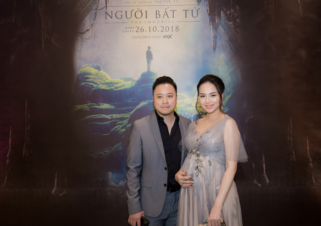 Tối ngày 15/10, sự kiện ra mắt phim điện ảnh "Người bất tử" được tổ chức tại TP. HCM với ê-kíp dàn diễn viên, khách mời thảm đỏ và các khán giả. Đạo diễn Victor Vũ tháp tùng bà xã nữ diễn viên Đinh Ngọc Diệp đang mang bầu.