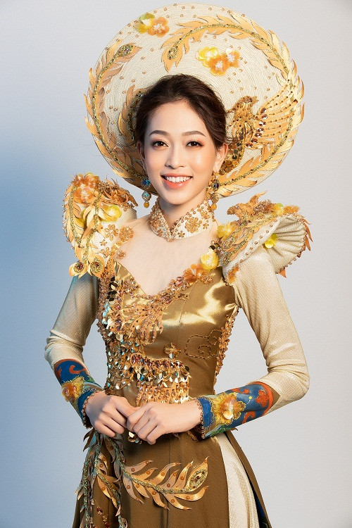 Để chuẩn bị cho phần thi trang phục dân tộc nằm trong khuôn khổ cuộc thi Miss Grand International 2018, ngay trước ngày thi 1 ngày, Bùi Phương Nga đã hé lộ bộ trang phục do NTK Khánh Shyna thiết kế.
