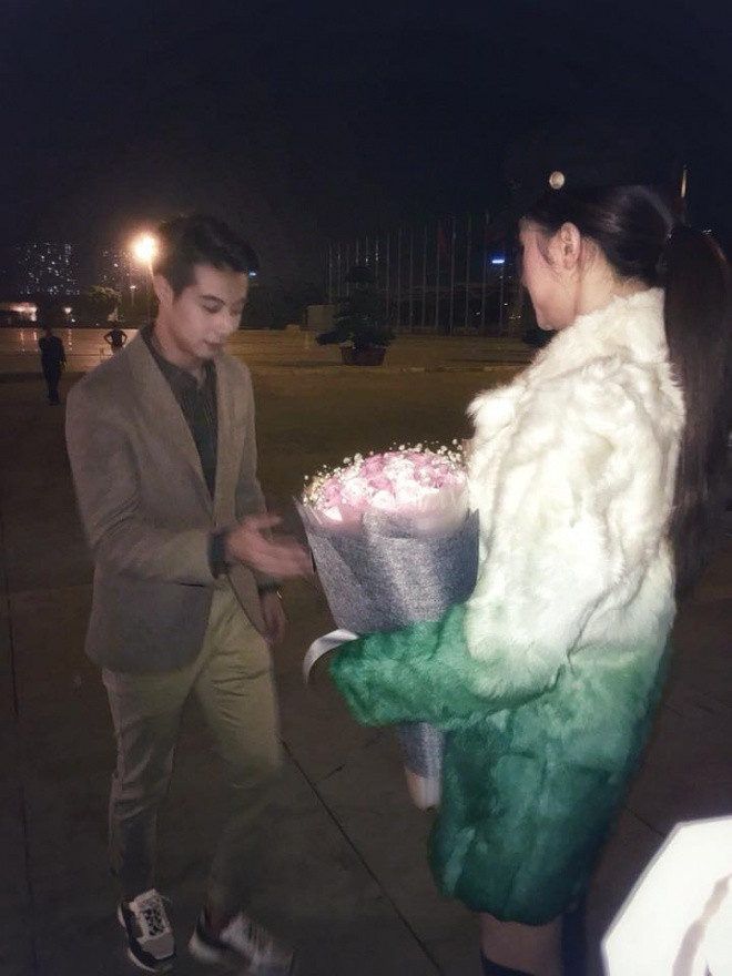 Mới đây trên một fanpage chuyên bàn về chuyện showbiz, cư dân mạng đã chia sẻ hình ảnh của Hoa hậu chuyển giới Quốc tế Hương Giang được bạn trai cầu hôn tại một sự kiện.