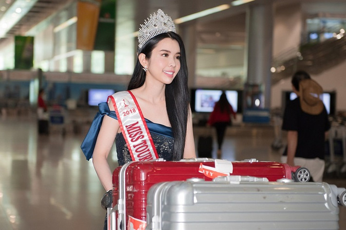 Xuất hiện tại sân bay, Huỳnh Vy gây chú ý với vẻ ngoài rạng rỡ cùng chiếc vương miện quý giá đội trên đầu.