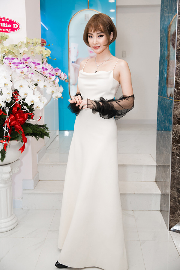Tối qua (20/10), Angela Phương Trinh và Hoa hậu Hương Giang đã có mặt tại một sự kiện ở TP.HCM. Hai người đẹp đã thu hút sự quan tâm đặc biệt từ ống kính truyền thông với màn đọ sắc gay cấn.