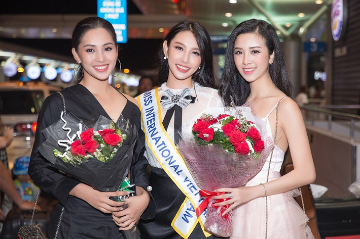Ngoài bạn bè, ê-kíp, Hoa hậu Tiểu Vy và Á hậu Thúy An cũng có mặt tại sân bay để cổ vũ tinh thần cho cô bạn thân thiết của mình.