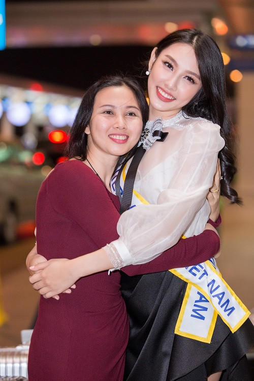 Mẹ Thùy Tiên ôm chặt cô con gái cưng.