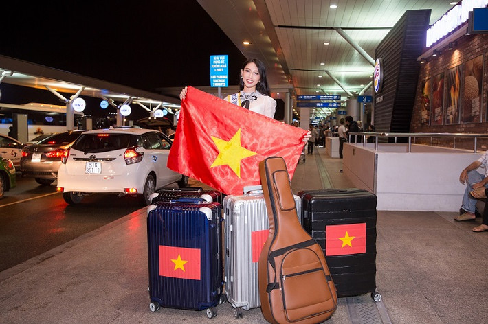 Để phục vụ cho cuộc thi, Thùy Tiên mang theo 6 vali hành lý và không quên chiếc guitar của mình.