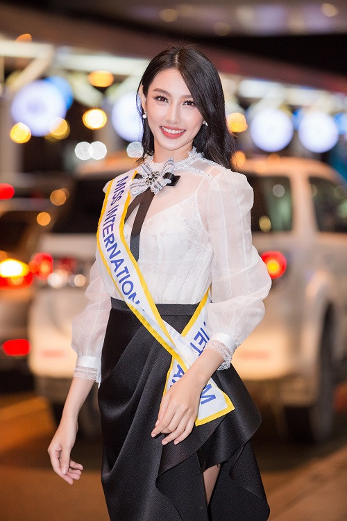 Diện trang phục mang phong cách “tiểu thư” của NTK Đỗ Long, Thuỳ Tiên đẹp ngọt ngào.