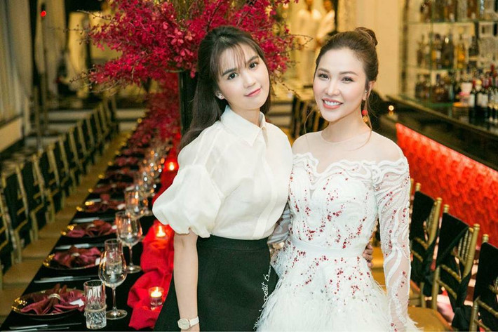 Mới đây, trên trang facebook cá nhân, "Nữ hoàng nội y" đăng tải những hình ảnh nhân dịp đi dự sinh nhật của bạn thân - người mẫu Quỳnh Thư.