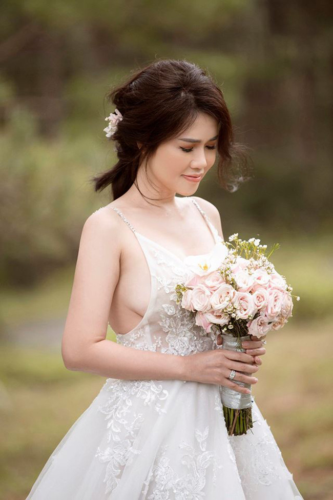 Trước đó một tuần, Tiêu Quang đã gây xôn xao mạng xã hội khi công khai hỷ sự của mình. Dù không còn hoạt động sôi nổi trong làng nhạc nhưng tin vui của anh vẫn khiến đông đảo khán giả mến mộ từ lâu quan tâm và gửi lời chúc phúc.