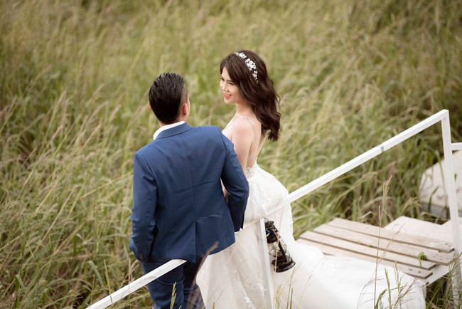 Tuy nhiên, đáp lại mọi nghi vấn của dư luận, Ngọc Bích dùng mối quan hệ thân thiết 11 năm trước khi bắt đầu yêu đương để minh chứng rằng tình cảm của họ là tự nguyện và trong sáng.