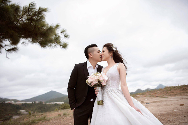 Chú rể sở hữu vóc dáng phong độ và được khen ngày càng điển trai sau khi tách nhóm, hoạt động riêng và phát triển kinh doanh.