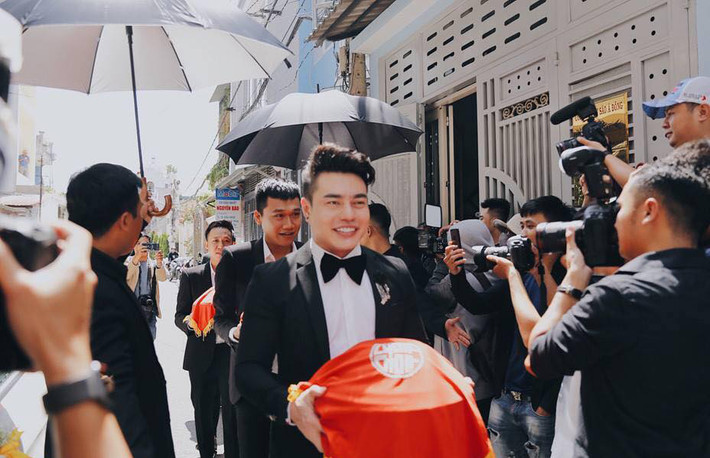 Là một trong những người em thân thiết, Lê Dương Bảo Lâm cũng là một thành viên trong dàn phụ rể của Trường Giang. Bảnh bao trong ngày cưới của người anh, người đồng nghiệp, ít ai biết Lê Dương Bảo Lâm đã có mái ấm hạnh phúc bên người vợ xinh đẹp và cô con gái ngoan ngoãn.