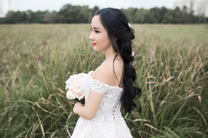 Cô sở hữu gương mặt xinh xắn, vóc dáng chân đối và nước da trắng.