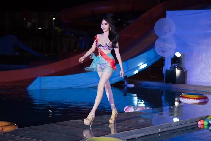 Huỳnh Vy - đại diện Việt Nam tại cuộc thi Miss Tourism Queen Worlwide 2018 vừa tham gia phần thi phụ Người đẹp Bikini và xuất sắc đoạt giải Miss Body Beautiful - Hoa hậu có hình thể đẹp nhất.