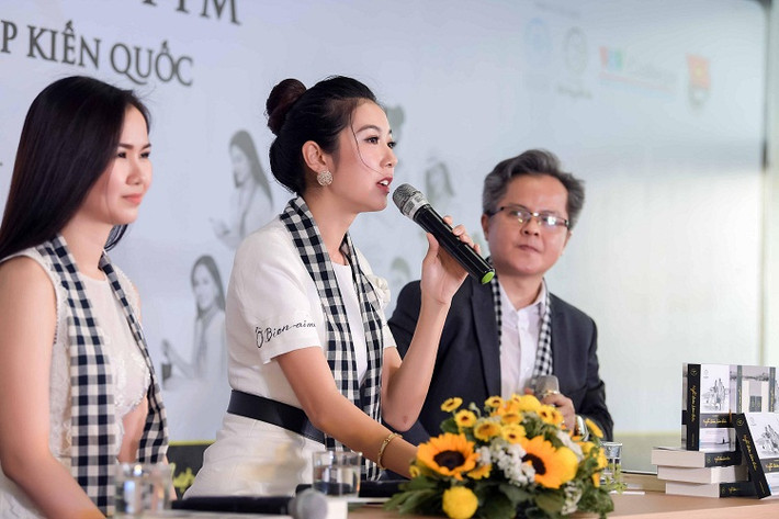 Tại buổi giao lưu ký tặng sách, Thúy Vân chia sẻ những thử thách trên chặng đường chinh phục ước mơ.