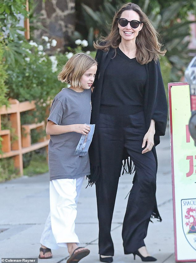 Mặc dù thỏa thuận nuôi con giữa Brad Pitt và Angelina Jolie đã gần như được hoàn thiện, nhưng mối quan hệ giữa Brad với Angelina Jolie vẫn khá căng thẳng vì dường như cô cảm thấy không vui khi chồng cũ hẹn hò với người mới.