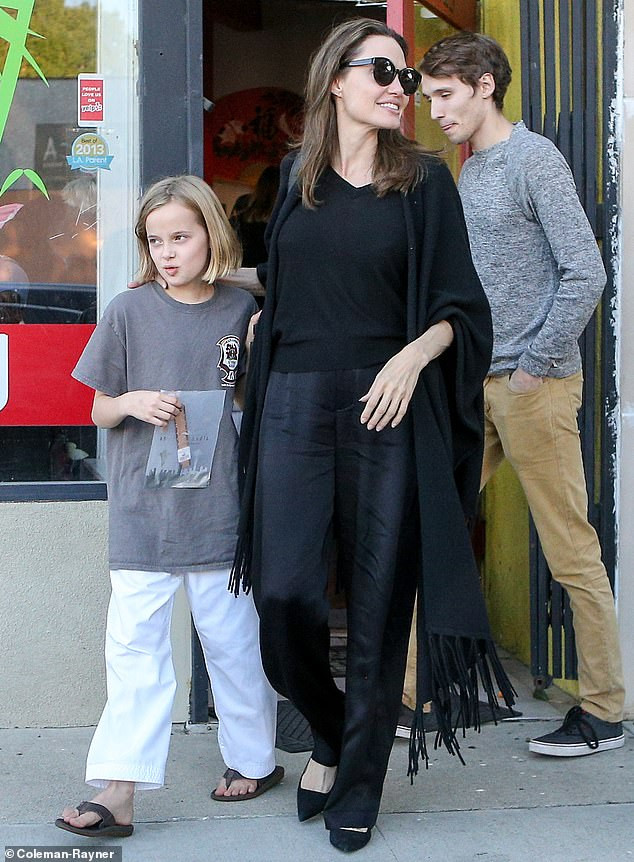 Angelina Jolie mặc tông đen quen thuộc.