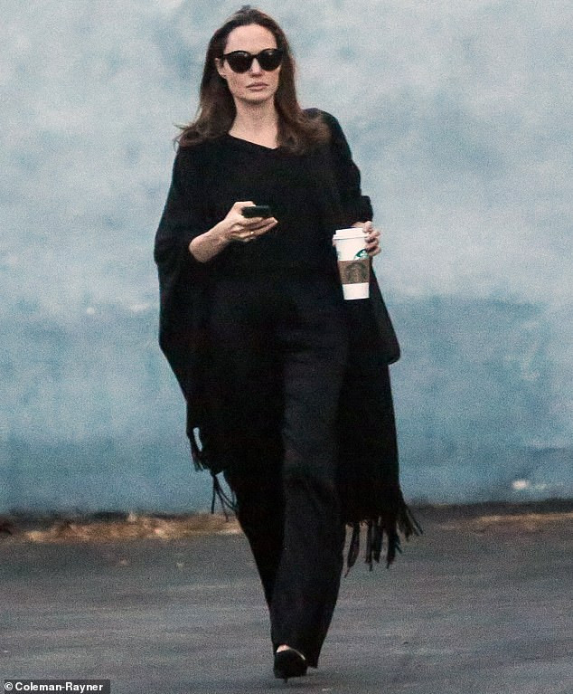 Hôm 15/10 vừa qua, Angelina Jolie đã được bắt gặp đến khu Los Feliz ở Los Angeles để cổ vũ cô con gái ruột Vivienne trong buổi thi tốt nghiệp karate.
