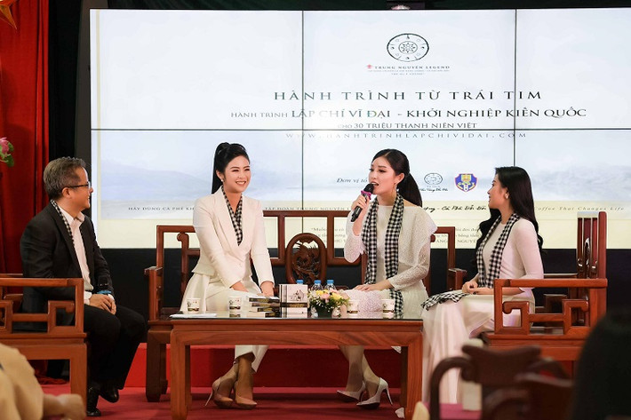 “Khi còn là người mẫu, My từng bật khóc ngay trong studio vì thấy các nhiếp ảnh chỉ hướng ống kính đến những nhân vật có tiếng còn không ai để ý đến My. Đây cũng chính là động lực để My quyết tâm có chỗ đứng trong lòng mọi người”, Huyền My chia sẻ.