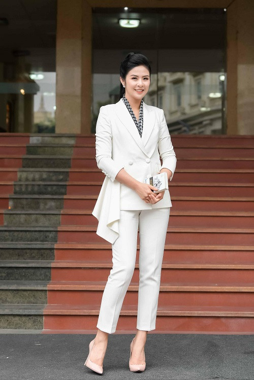 Hoa hậu Ngọc Hân thanh lịch với cây vest trắng cách điệu.