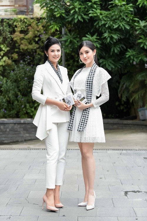 Xuất hiện tại sự kiện, các người đẹp đều diện trang phục tông trắng, đeo khăn rằn.