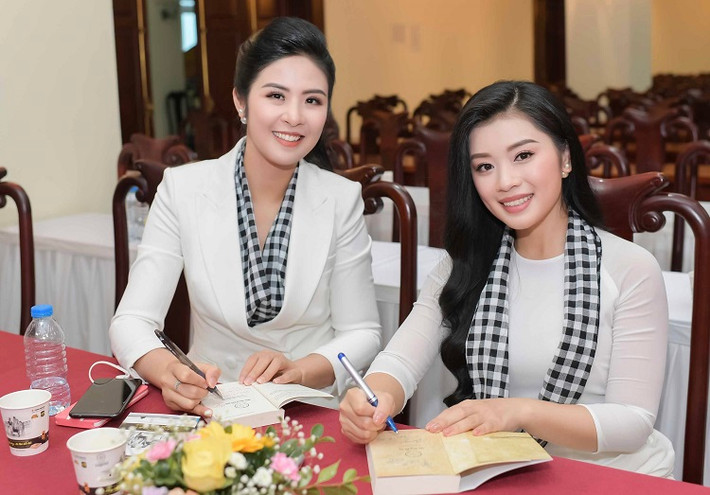 Thu Hằng chụp ảnh cùng Hoa hậu Ngọc Hân.