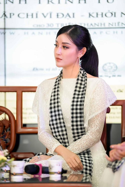 Khi thi Hoa hậu Hòa bình, Huyền My phải cải thiện tiếng Anh, hình thể và cả thể lực. Đây chỉ là những khó khăn trong vô vàn những thử thách mà Huyền My đã trải qua.