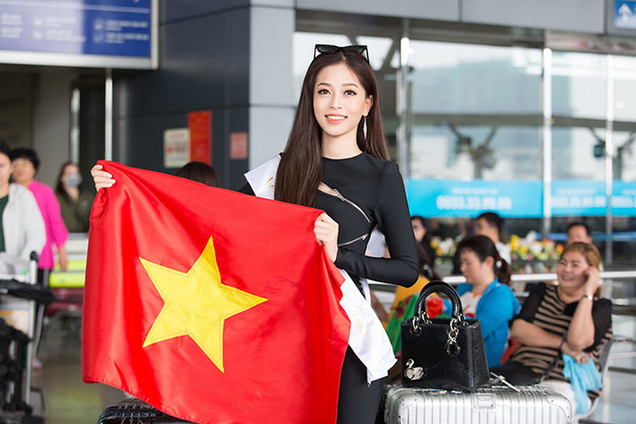 Sáng 5/10, Á hậu Bùi Phương Nga rạng rỡ xuất hiện ở sân bay Tân Sơn Nhất để sang Myanmar tham dự cuộc thi Miss Grand International 2018.