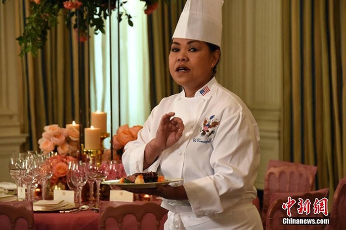 Đầu bếp chuẩn bị các món ăn.