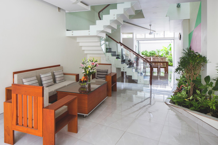 Nội thất trong nhà khá đơn giản nhưng vẫn toát lên vẻ trang trọng, thanh lịch.