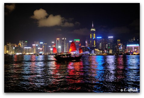 Cảng Victoria, được coi là trung tâm của Hong Kong, là một trong những điểm thu hút khách du lịch bậc nhất ở nơi đây.