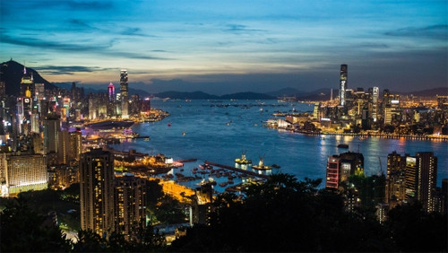 Bến cảng Victoria ở Hong Kong có diện tích khoảng 41,88 km2, với nhiều cơ sở cảng nhỏ khác, là một trong những cảng bận rộn nhất trên thế giới.