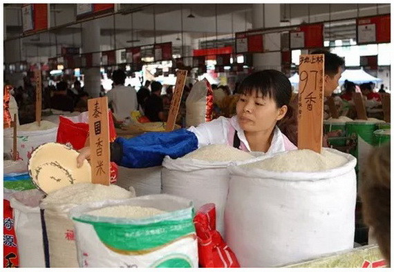 Báo cáo thường nhật tại Hồng Kông vào năm 2009 đã thông báo về việc các phương tiện truyền thông tại Singapore phát hiện ra việc sản xuất hàng loạt các loại gạo giả ở Thái Nguyên, một thị trấn ở tỉnh Thiểm Tây của Trung Quốc.